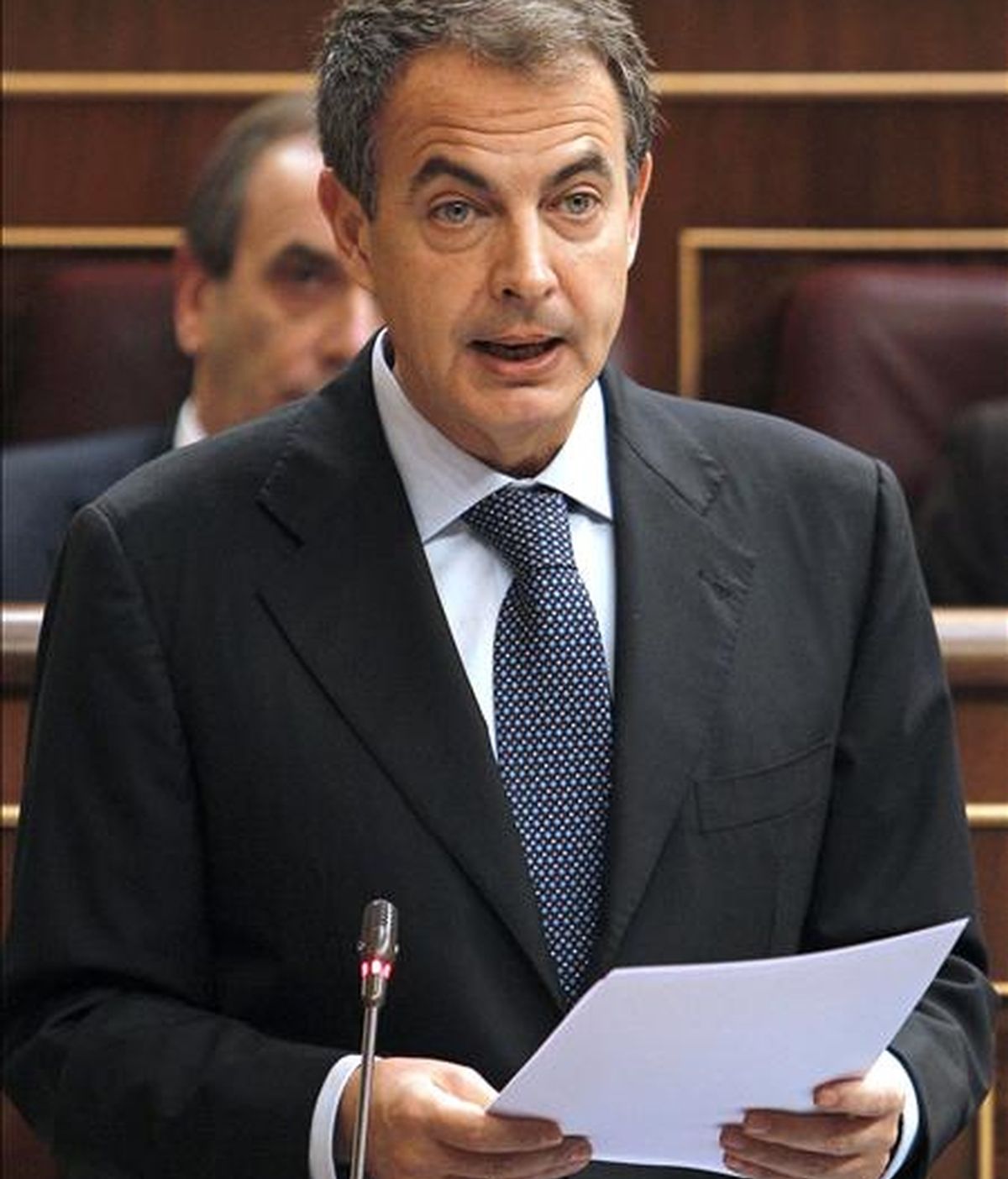 El presidente del Gobierno, José Luis Rodríguez Zapatero, durante su intervención en la sesión de control al Ejecutivo celebrada hoy en el Congreso de los Diputados. EFE