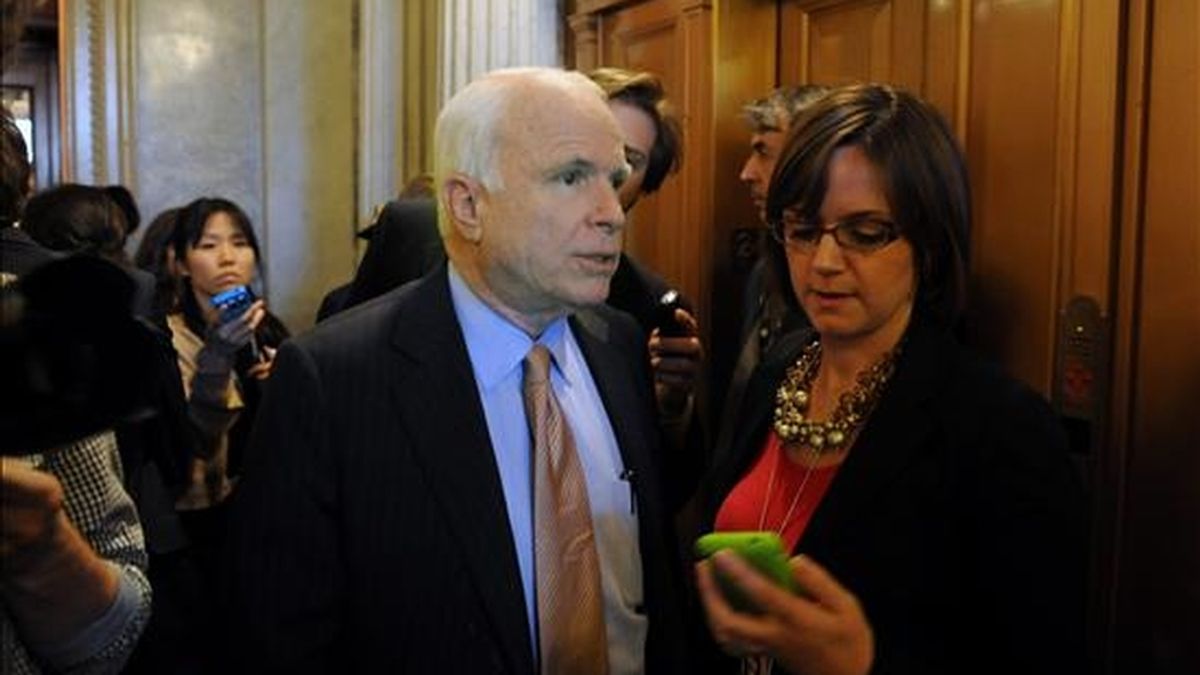 El senador republicano por Arizona, John McCain (c), habla con la prensa en el Capitolio, en Washington D.C. (EE.UU.). EFE