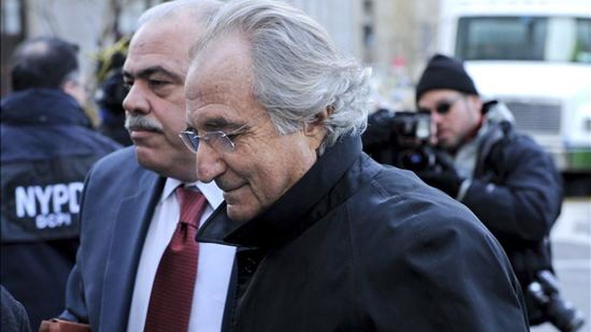 En la imagen del pasado mes de enero, el financiero estadounidense Bernard Madoff llega a la Corte Federal para una audiencia sobre su fianza. EFE/Archivo