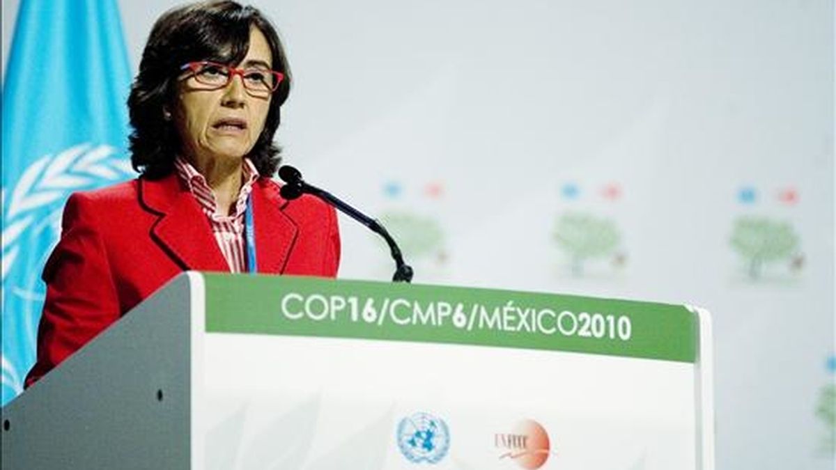 La ministra de Medio Ambiente española, Rosa Aguilar, habla este 9 de diciembre durante la sesión plenaria de alto nivel en el marco de la XVI Conferencia de las Partes de la ONU sobre Cambio Climático en Cancún (México). EFE