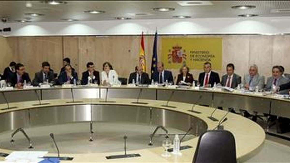 La vicepresidenta segunda del Gobierno y ministra de Economía y Hacienda, Elena Salgado (8d), preside la reunión, esta tarde en Madrid, del Consejo de Política Fiscal y Financiera (CPFF), que aprobará los objetivos de estabilidad presupuestaria de 2010 y la previsión de déficit del 2 por ciento para las comunidades autónomas. EFE