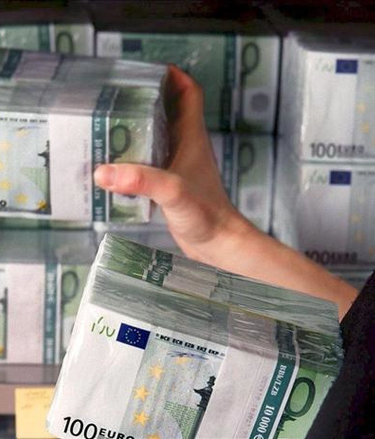 En la imagen, unos billetes de euro de banco en el departamento de cambio extranjero del Union Bank de Suiza. EFE/Archivo