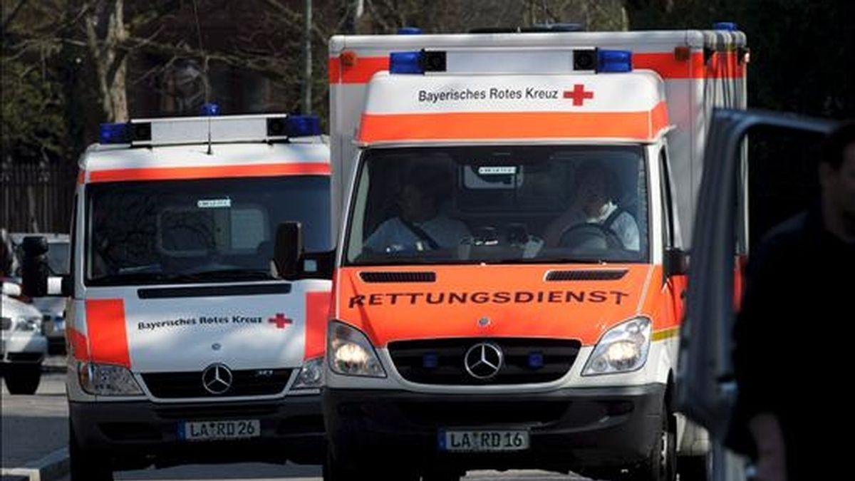 Varias ambulancias llegan a los juzgados de Landshut, Alemania, el 7 de abril de 2009. Al menos dos personas han muerto en un tiroteo que se ha producido en estos juzgados. Según ha informado la policía Leonard Mayer ha sido el autor de los disparos, quien se ha suicidado posteriormente. EFE