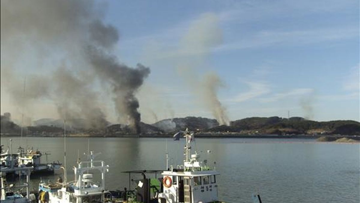 Varias columnas de humo salen de la isla surcoreana de Yeongpyeong, tras una serie de disparos de artillería realizados por Corea del Norte en su costa occidental hacia territorio surcoreano en la zona fronteriza del Mar Amarillo, según informaron fuentes militares surcoreanas, hoy, 23 de noviembre de 2010. EFE