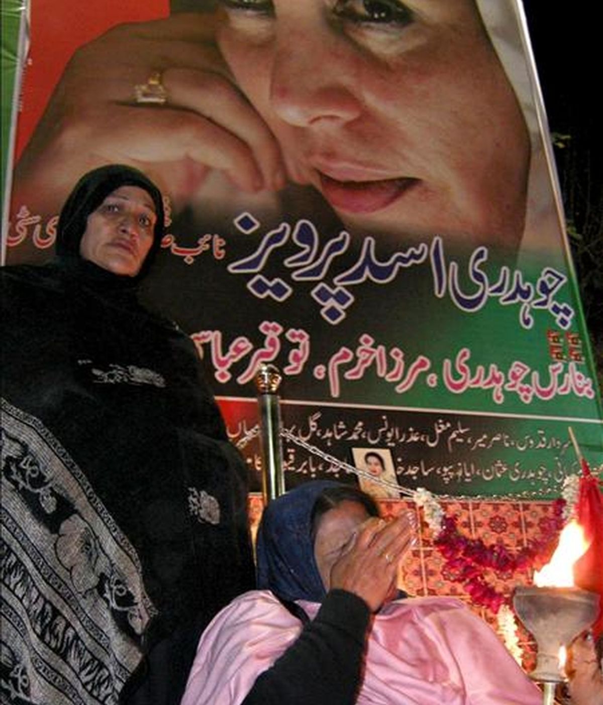 En la imagen, dos simpatizantes de la ex primera ministra paquistaní Benazir Bhutto, asesinada en un ataque terrorista Benazir Bhutto. EFE/Archivo