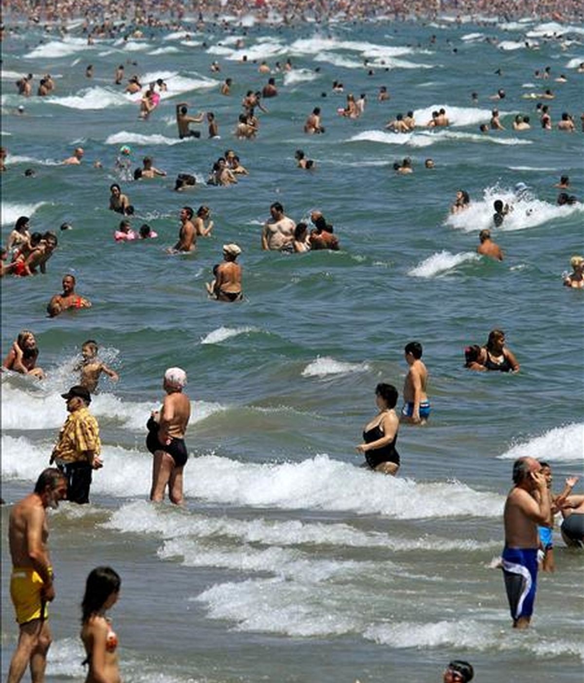 Miles de personas disfrutan del sol y el mar en las playas de La Malvarrosa y Las Arenas de Valencia. EFE