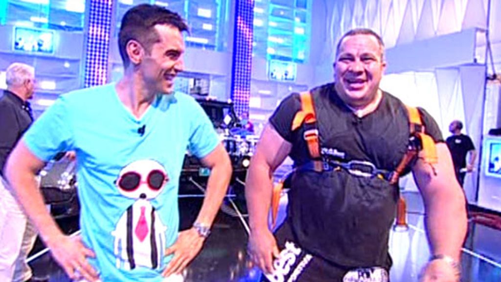 Arrastrados por el campeón de 'Strong-Man' Arrastrados por el campeón de 'Strong-Man'