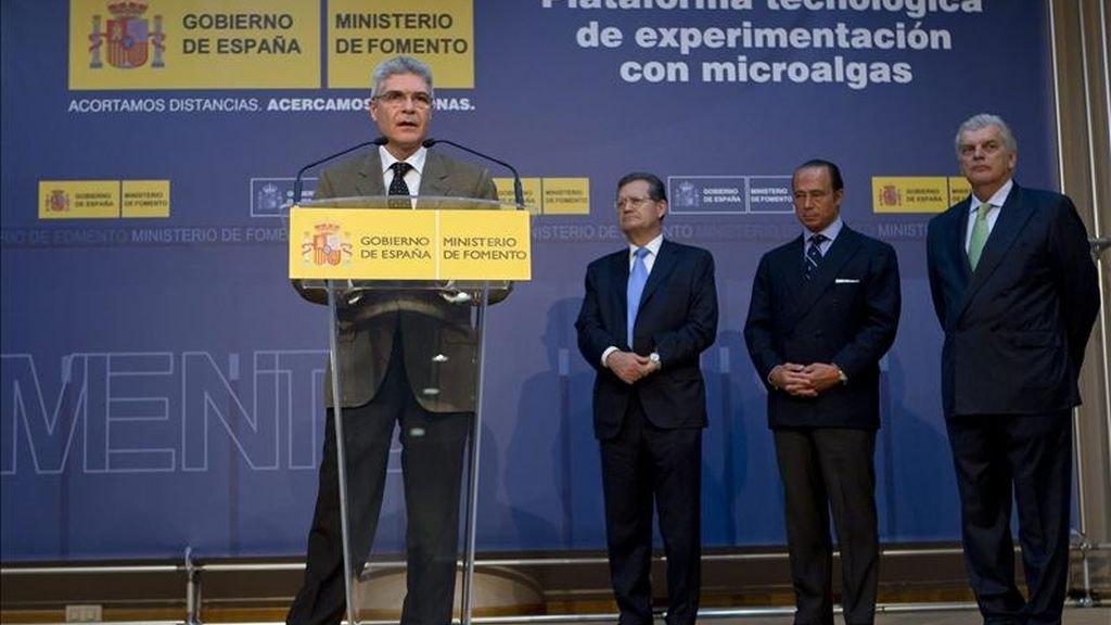 El secretario de Estado de Transportes, Isaías Táboas (izda); los presidentes de Aena, Juan Ignacio Lema (2 izda), e Iberia, Antonio Vázquez (2 dcha), y el presidente de AlgaEnergy, Augusto Rodríguez-Villa, durante la presentación de un proyecto de cultivo de microalgas para la obtención de biocombustibles, que se llevará a cabo en una planta experimental en el aeropuerto de Madrid-Barajas. EFE