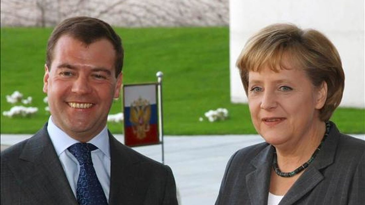 La canciller alemana, Angela Merkel, y el presidente ruso, Dmitri Medvédev, hoy en Berlín. EFE