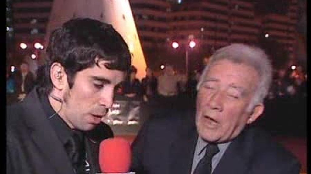 Junto a un grande