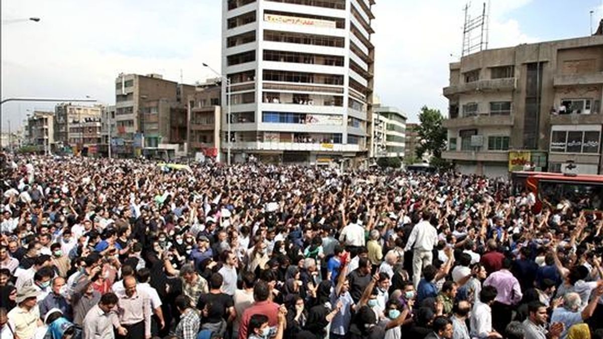 Miles de seguidores del líder opositor iraní Mir Husein Musaví participan en un acto de protesta contra el presunto fraude en las elecciones presidenciales del viernes pasado, en Teherán, Irán. EFE