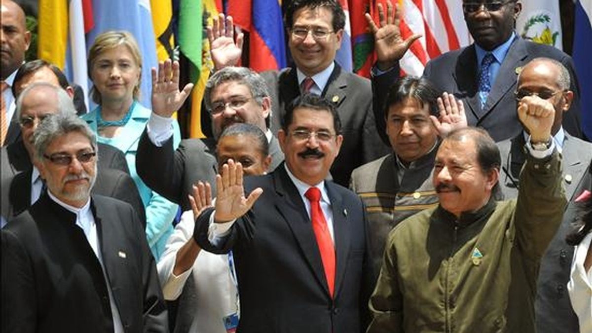 Imagen de este miércoles de los Jefes de Estado y ministros de Relaciones Exteriores integrantes de la OEA que decidieron abrir el regreso de Cuba al organismo. EFE