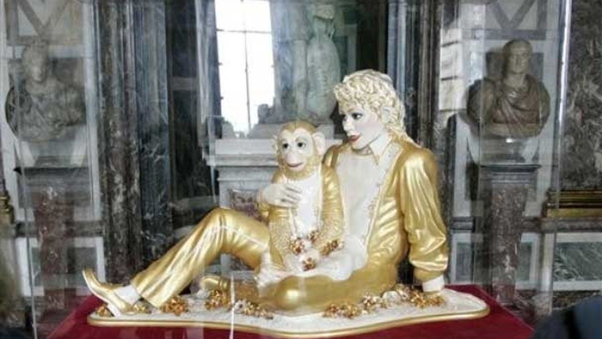 La escultura 'Michael Jackson y Bubbles', obra de Jeff Koons expuesta en el Palacio de Versalles. Fot: AP.