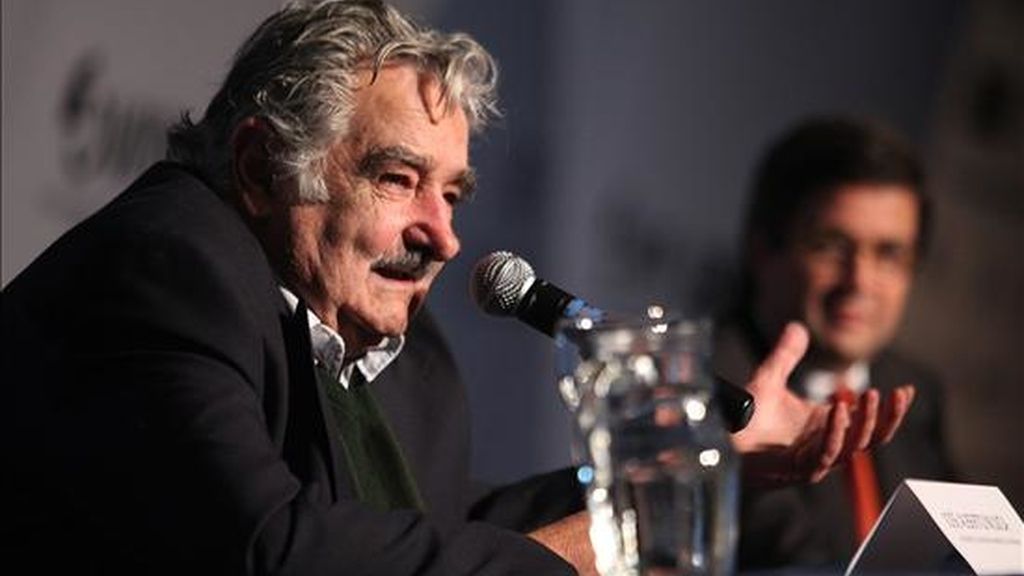 El presidente uruguayo, José Mujica (i), habla durante la apertura del XIII Foro Interamericano de la Microempresa (Foromic), en el Laboratorio Tecnológico de Uruguay (LATU), en Montevideo. EFE El presidente uruguayo, José Mujica (i), habla durante la apertura del XIII Foro Interamericano de la Microempresa (Foromic), en el Laboratorio Tecnológico de Uruguay (LATU), en Montevideo. EFE