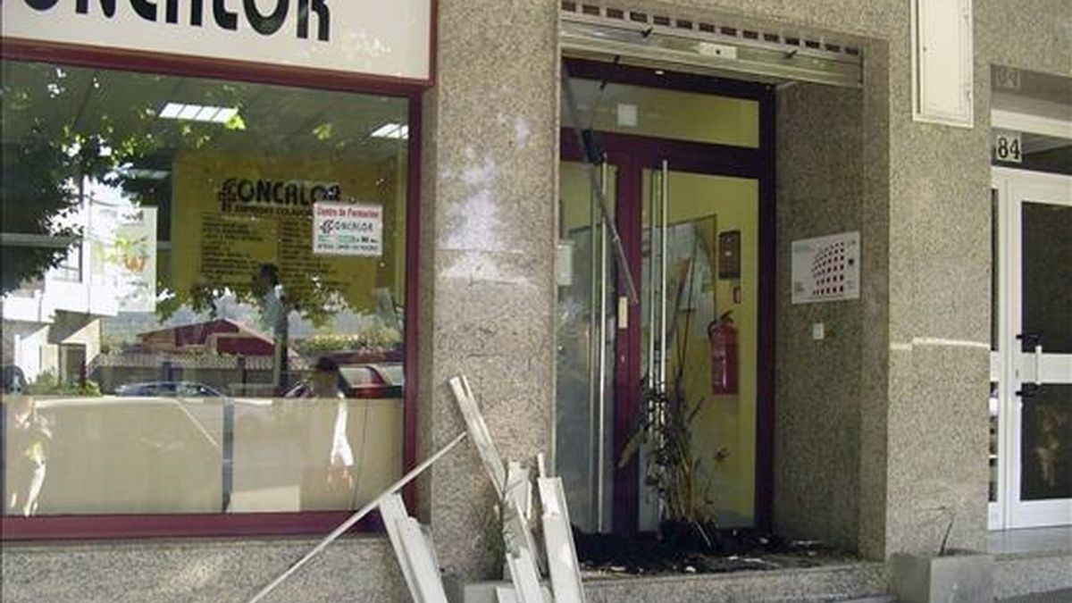 Un artefacto explosivo estalló esta madrugada en en la calle Martínez Garrido, número 84 de Vigo, donde causó escasos daños materiales y ninguno personal, a las puertas de la empresa de fontanería Foncalor que forma parte de una de las asociaciones que negocia el convenio del metal. EFE