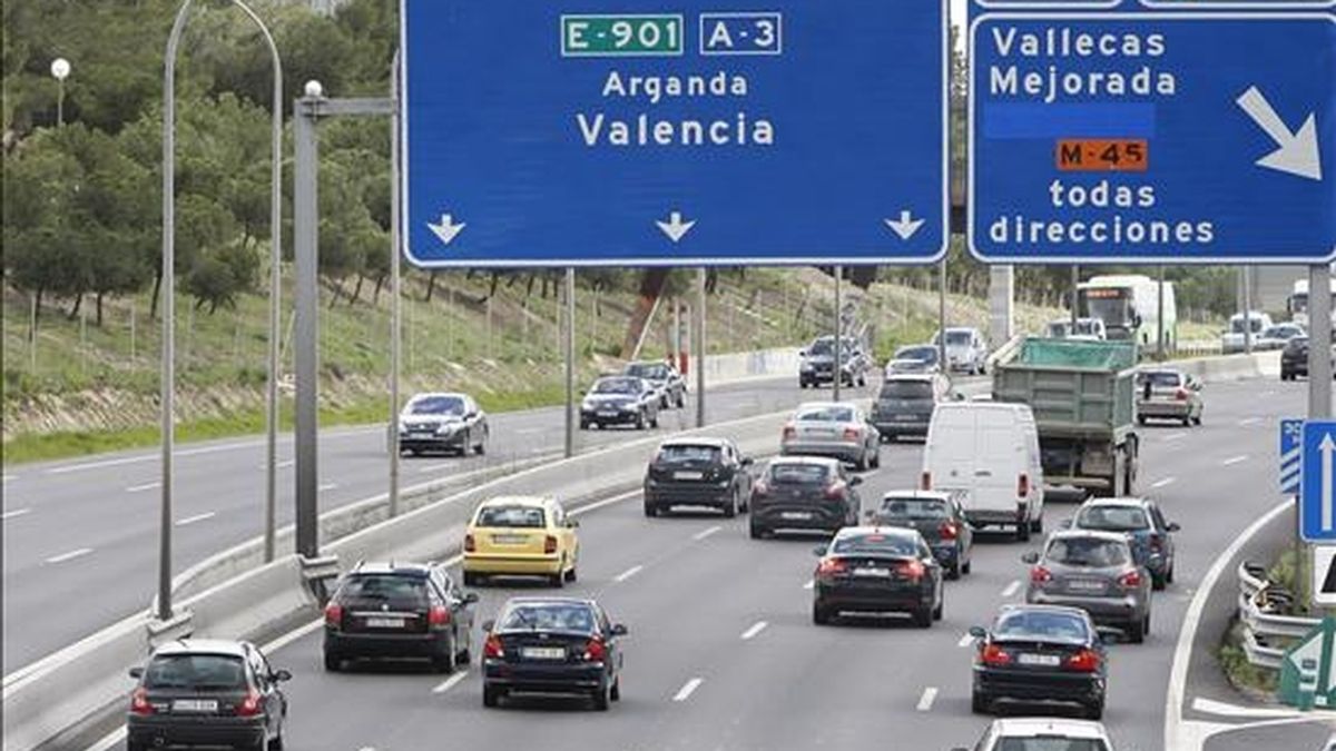 Tráfico fluido en la carretera A-3, dirección Valencia, a la altura de Vallecas en Madrid. EFE