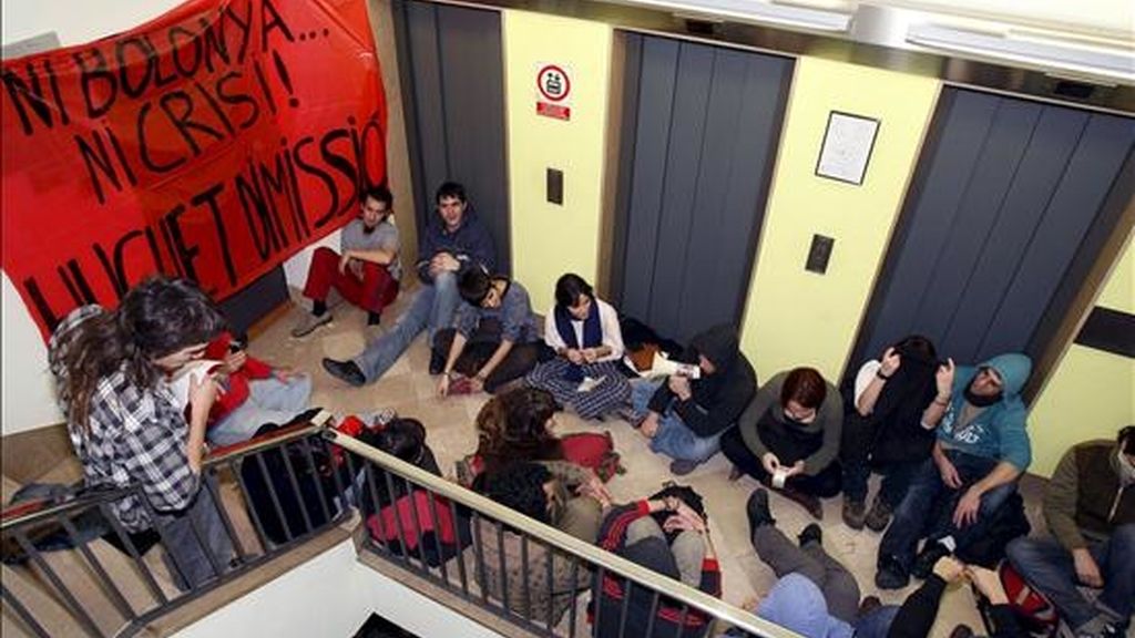 Un grupo de unos cincuenta estudiantes entraron el pasado mes de diciembre en el comisionado para universidadesen protesta por la expulsión de seis compañeros tras los encierros contra el proceso de Bolonia que se realizan desde hace varias semanas. EFE/Archivo Un grupo de unos cincuenta estudiantes entraron el pasado mes de diciembre en el comisionado para universidadesen protesta por la expulsión de seis compañeros tras los encierros contra el proceso de Bolonia que se realizan desde hace varias semanas. EFE/Archivo