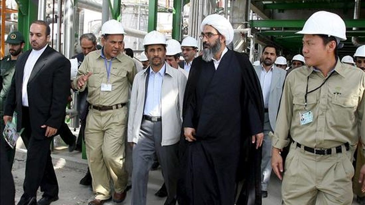 El presidente iraní, Mahmud Ahmadineyad (c), asiste a la inauguración de una planta petroquímica en Asalouyeh. EFE