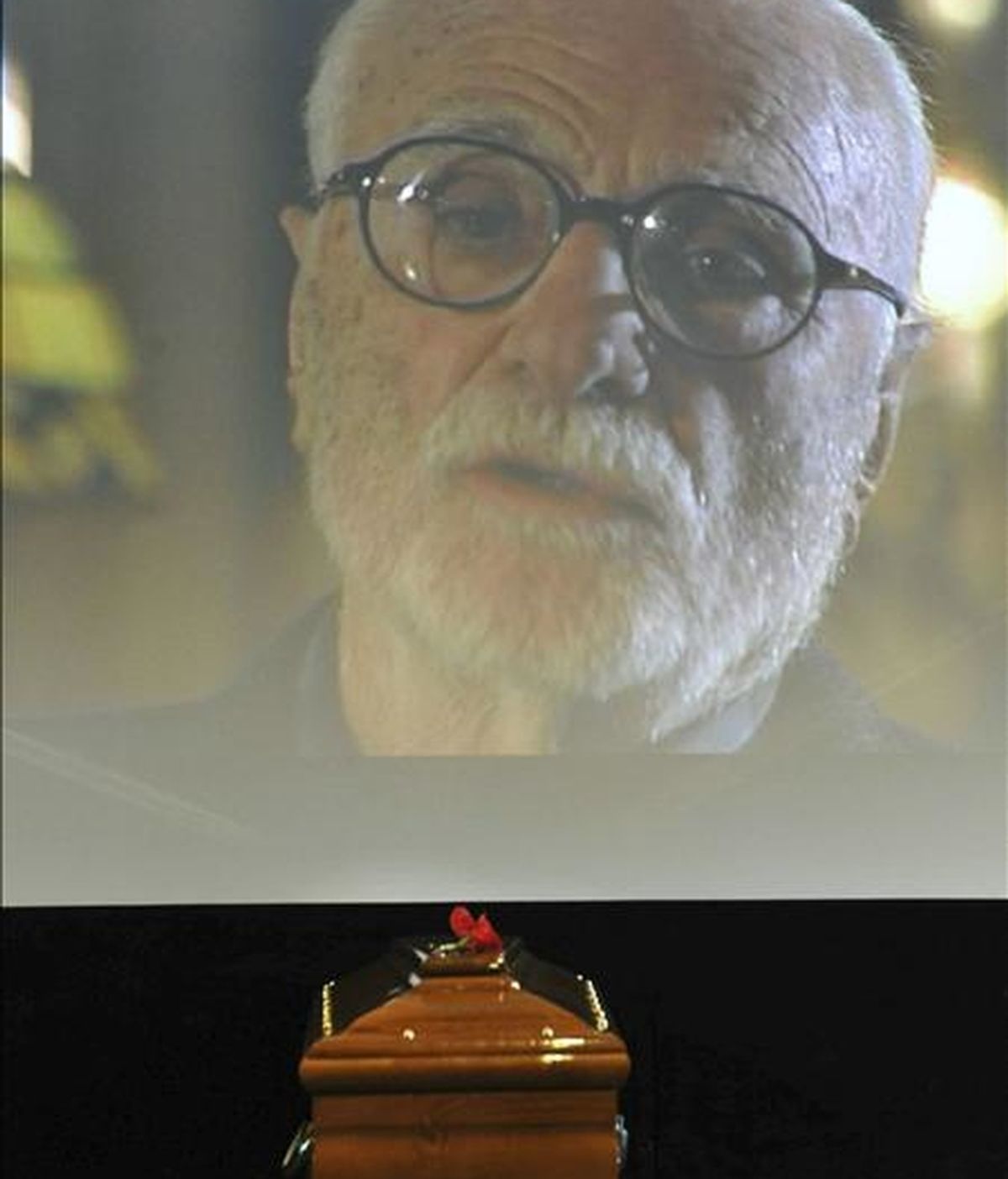 El ataud del cineasta italiano Mario Monicelli, durante su funeral en Roma, Italia. EFE