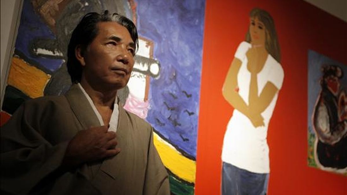 El ex diseñador japonés Kenzo posa junto a una de sus obras en la galería Lordi de la ciudad de Buenos Aires (Argentina). EFE