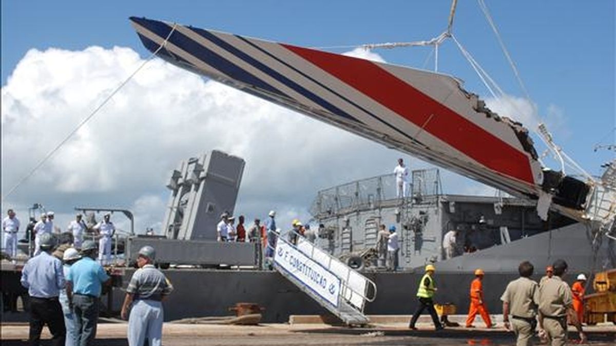 Militares de la Marina brasileña desembarcan una pieza metálica de 14 metros de altura de la Fragata Constitución, en la ciudad de Recife (Brasil). EFE