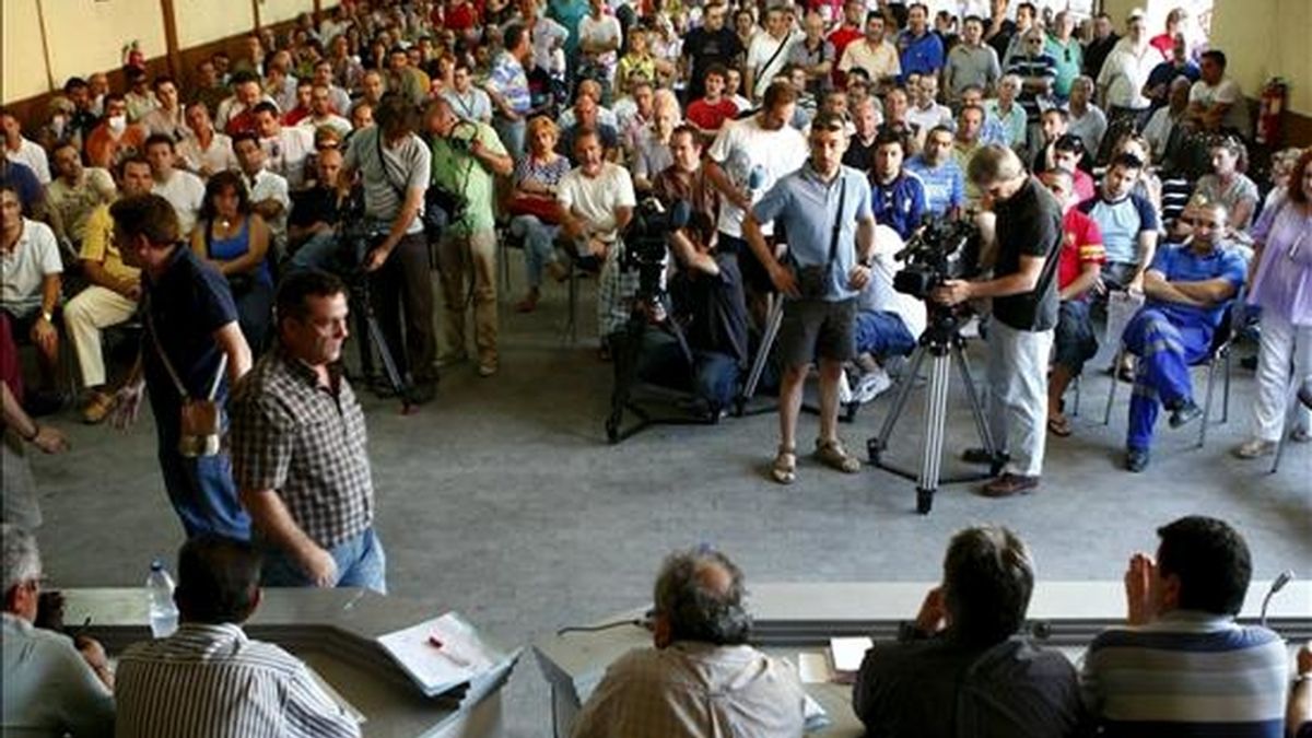 Momento de la asamblea de trabajadores de Metro de Madrid para decidir si desconvocaban o continúan con la huelga prevista para los días 13 al 16 y 20 al 23 de julio. EFE