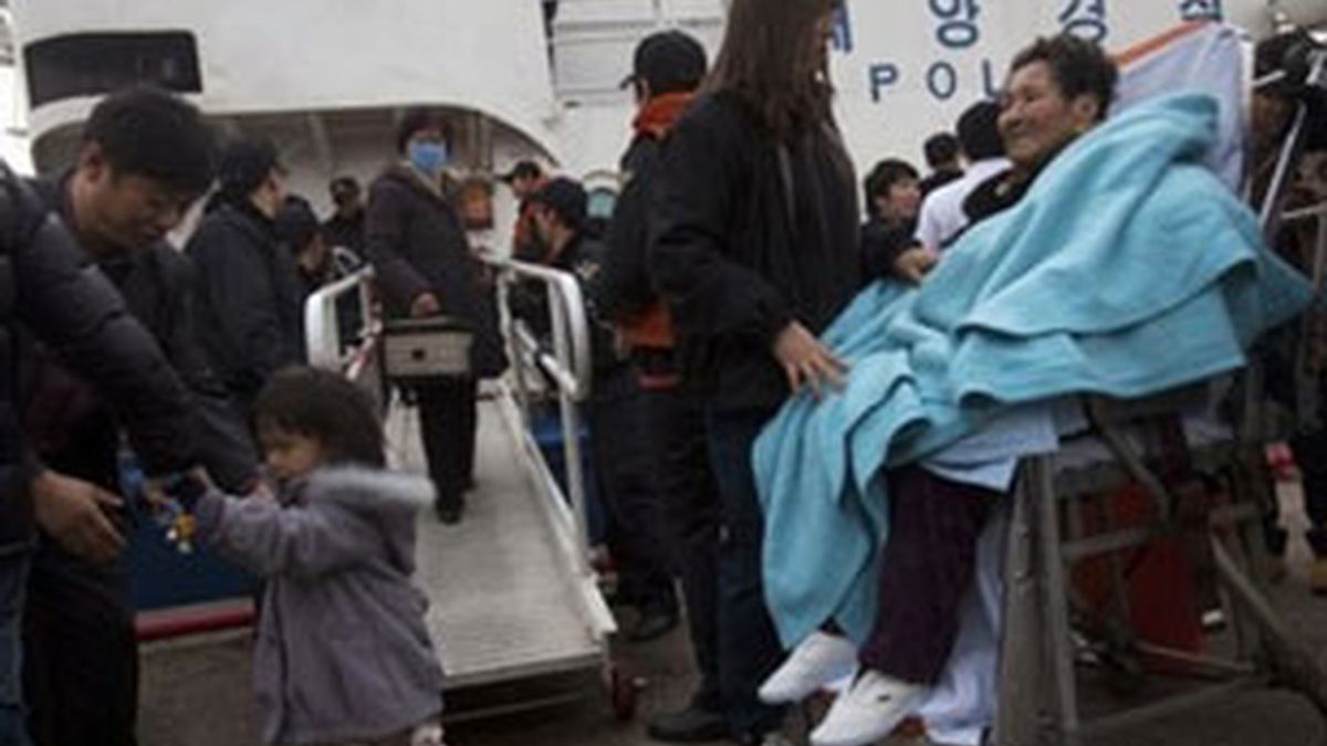 Decenas de personas son evacuadas en Corea del Sur tras el ataque de sus vecinos del norte. Fot: AP