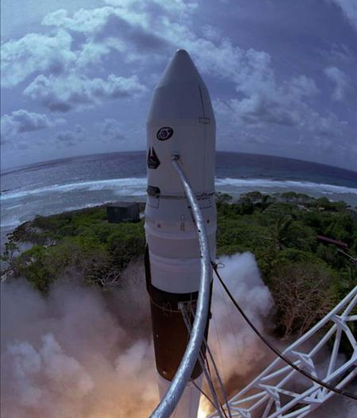 En septiembre del año pasado, el Falcon 2, diseñado y manufacturado totalmente por SpaceX, se convirtió en el primer cohete de combustible líquido desarrollado por el sector privado que orbitó la Tierra. EFE/Archivo