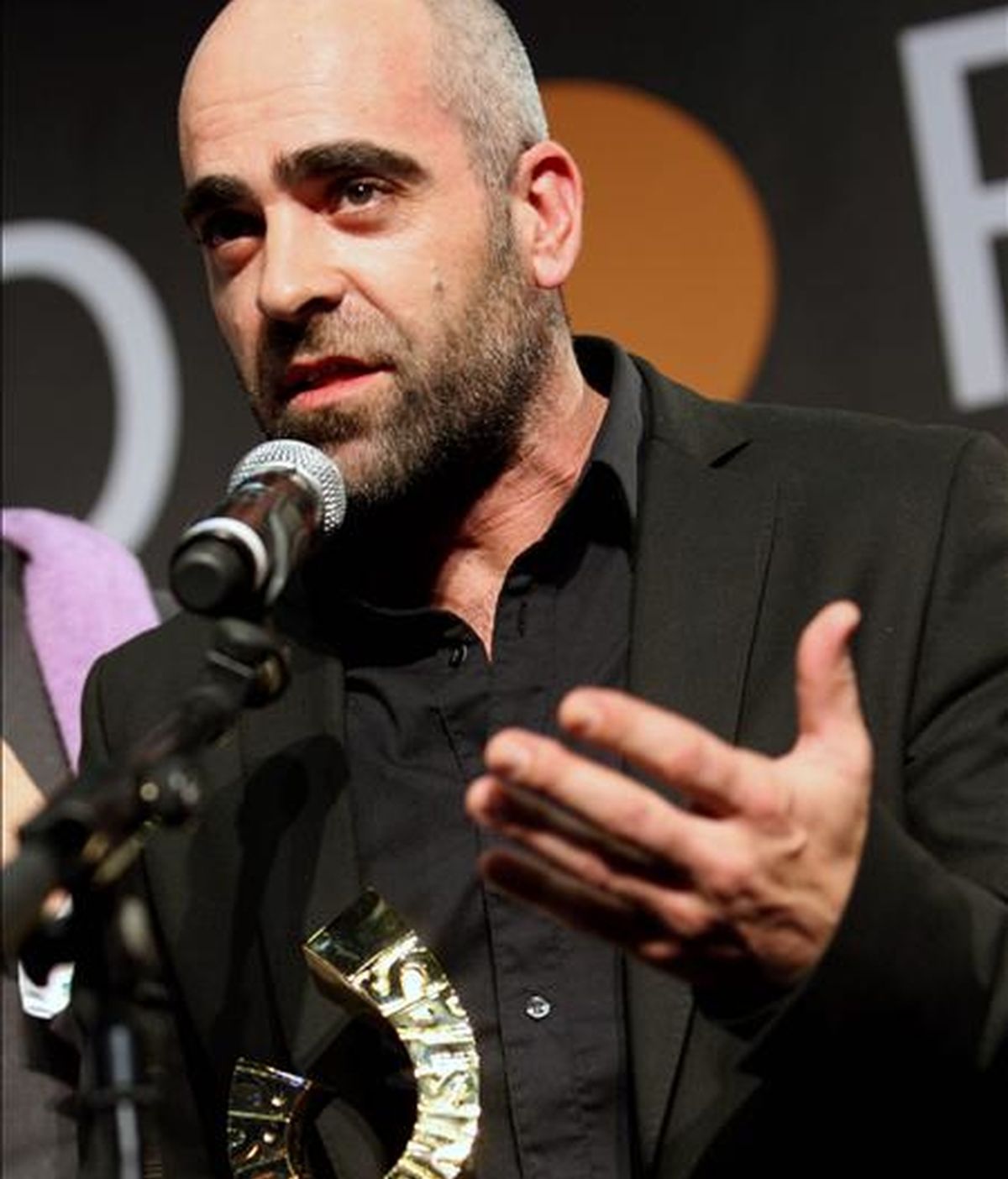 El actor Luis Tosar, con el premio Protagonista del año 2010. EFE/Archivo