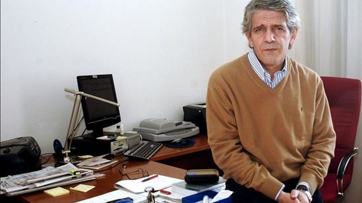 El periodista Antonio Álamo posa en su despacho tras conocer el fallo del jurado del XIII Premio Nacional de Periodismo Miguel Delibes el pasado diciembre. EFE/Archivo