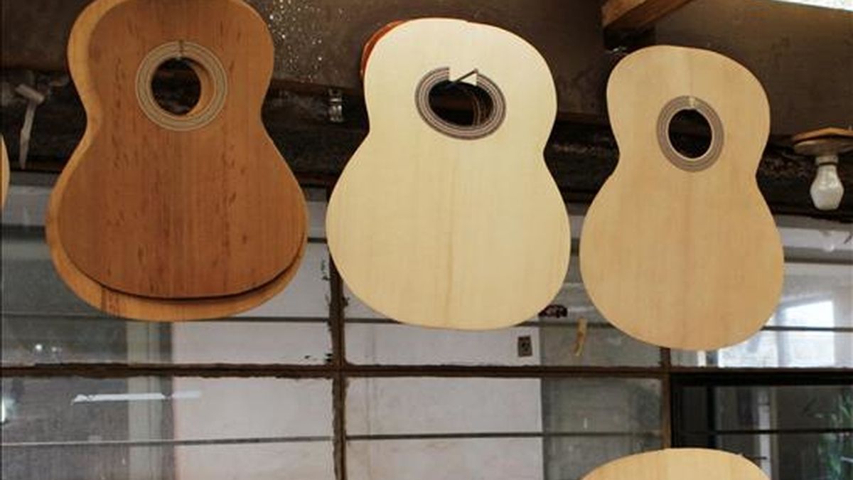 Guitarra secando en un taller. EFE/Archivo