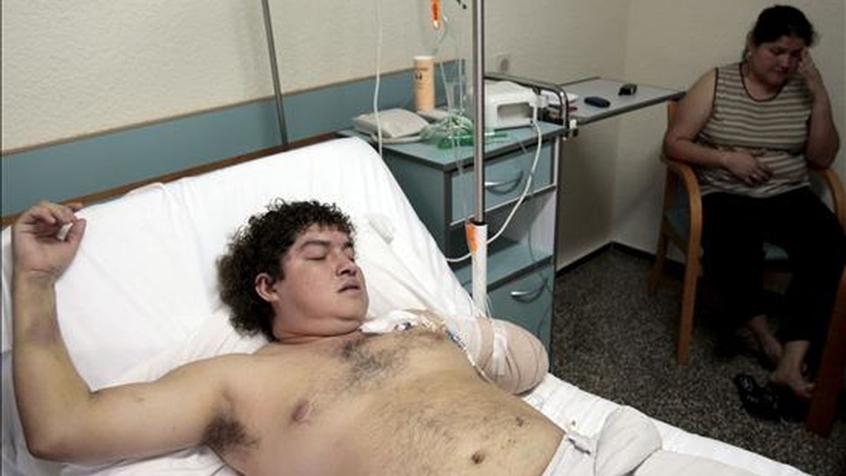 Franns Rilles Melgar, el hombre de 33 años de edad y de origen boliviano, que sufrió la amputación del brazo izquierdo mientras se encontraba trabajando de madrugada en la panificadora, situada en Real de Gandia (Valencia), reposa en el hospital Virgen del Consuelo de la capital valenciana. EFE