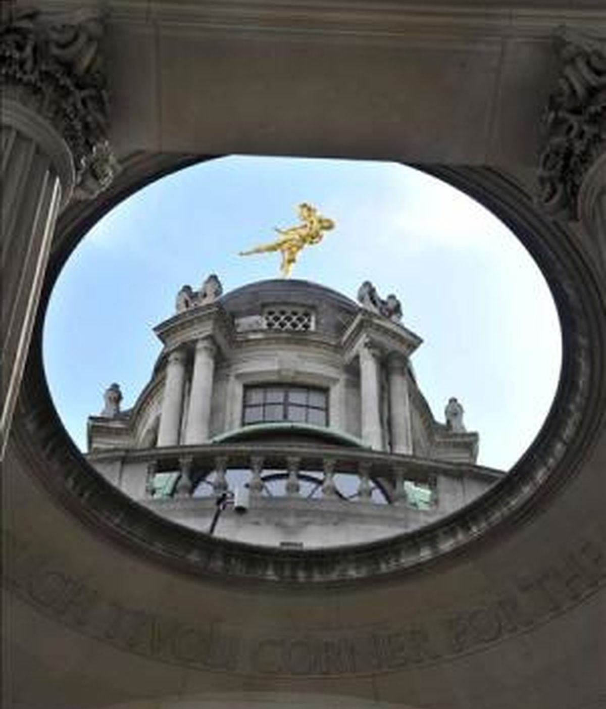 En la imagen, una vista de la cúpula del Banco de Inglaterra desde la esquina Tívoli en Londres, Reino Unido. EFE/Archivo