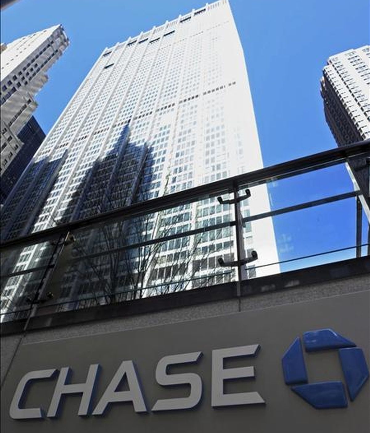 Vista del edificio One Chase Plaza, sede del banco JPMorgan Chase en Nueva York, Estados Unidos. Las pérdidas por el escándalo de los llamados "robos signatarios" costará al sector un mínimo de 55.000 millones de dólares, cifra que podría llegar a elevarse hasta los 120.000 millones. EFE/Archivo