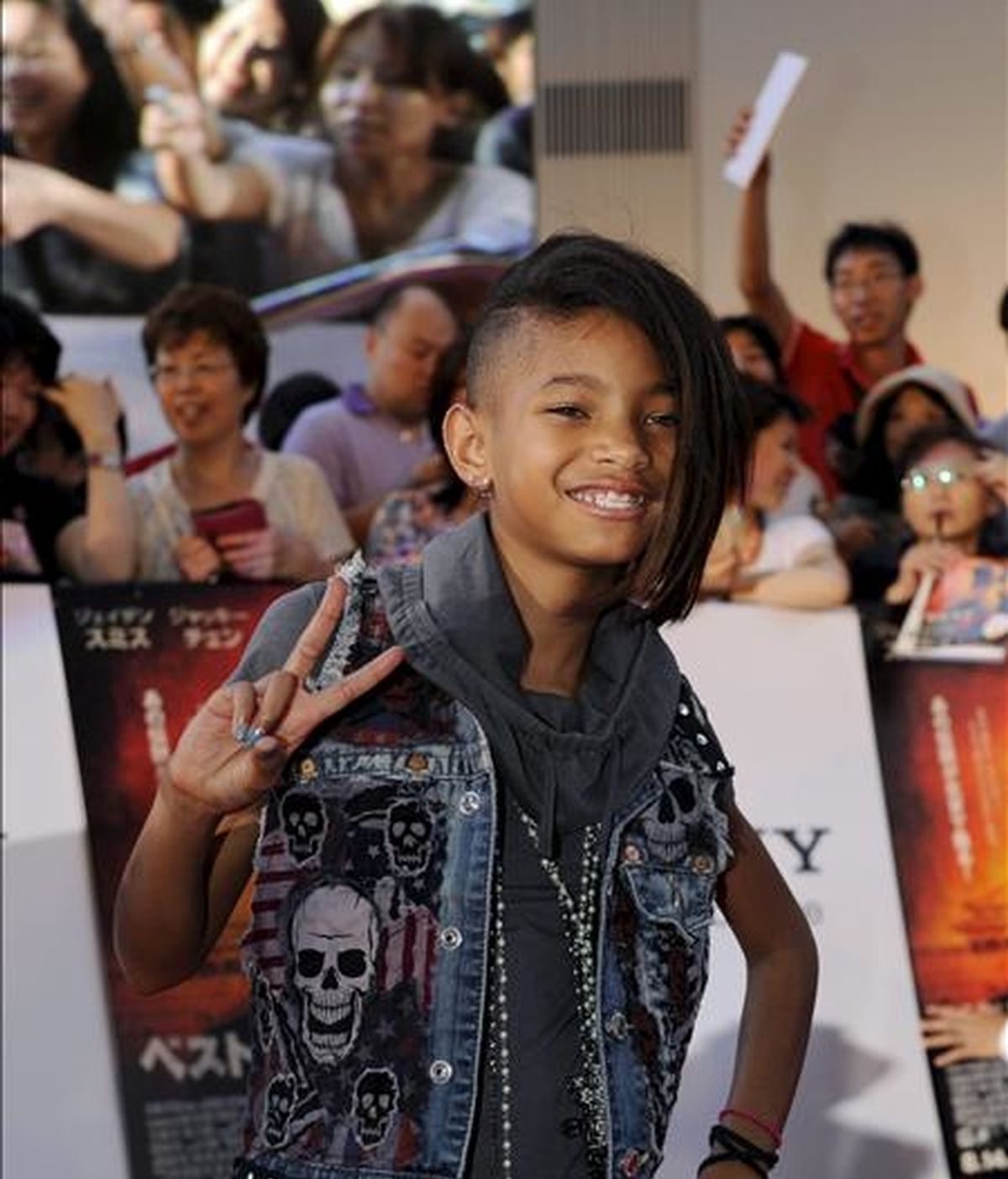 La hija del famoso actor Will Smith, Willow Smith, saluda a su llegada al preestreno de la película "Karate Kid" en la que su hermano Jaden Smith es protagonista en Tokio, Japón, el pasado mes de agosto. EFE/Archivo