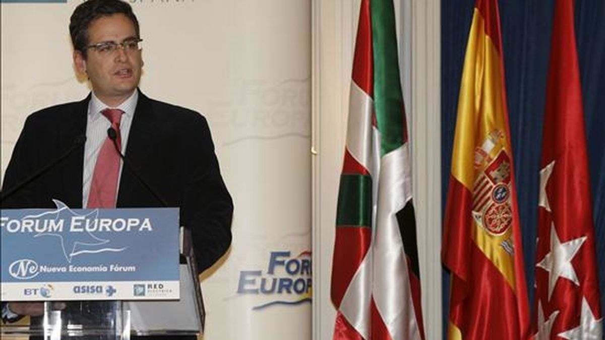 El candidato del PP a lehendakari, Antonio Basagoiti, durante su intervención hoy en el ciclo sobre las elecciones vascas del Fórum Europa. EFE