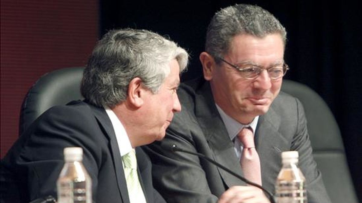 El presidente de la Confederación Empresarial Madrileña (CEIM), Arturo Fernández (i), charla con el alcalde de la capital, Alberto Ruiz-Gallardón, en una imagen de archivo. EFE/Archivo