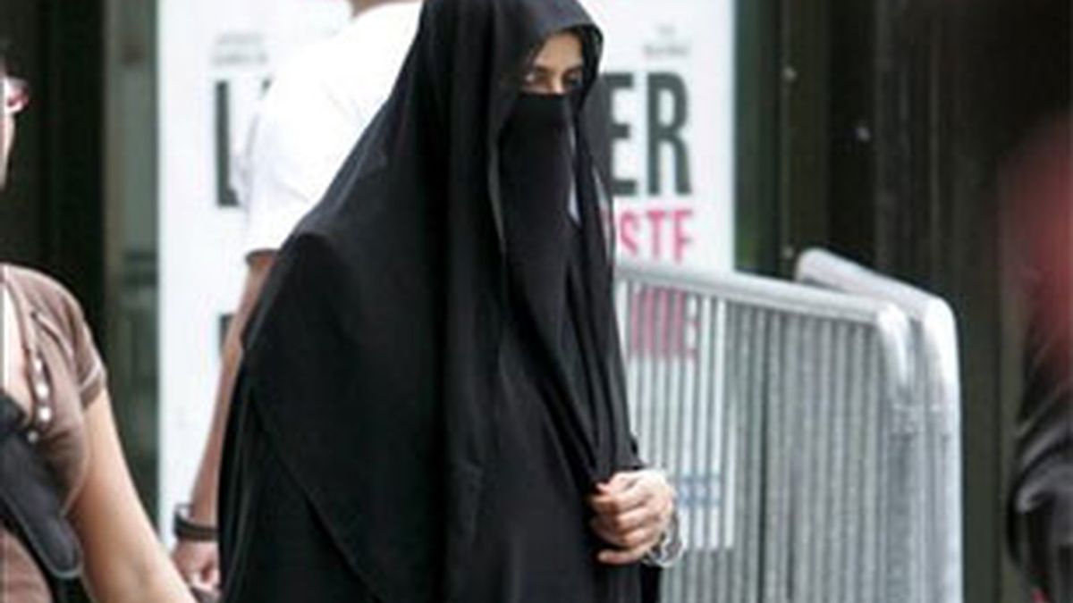 En Lleida ya no se podrá llevar burka. Video: Informativos Telecinco