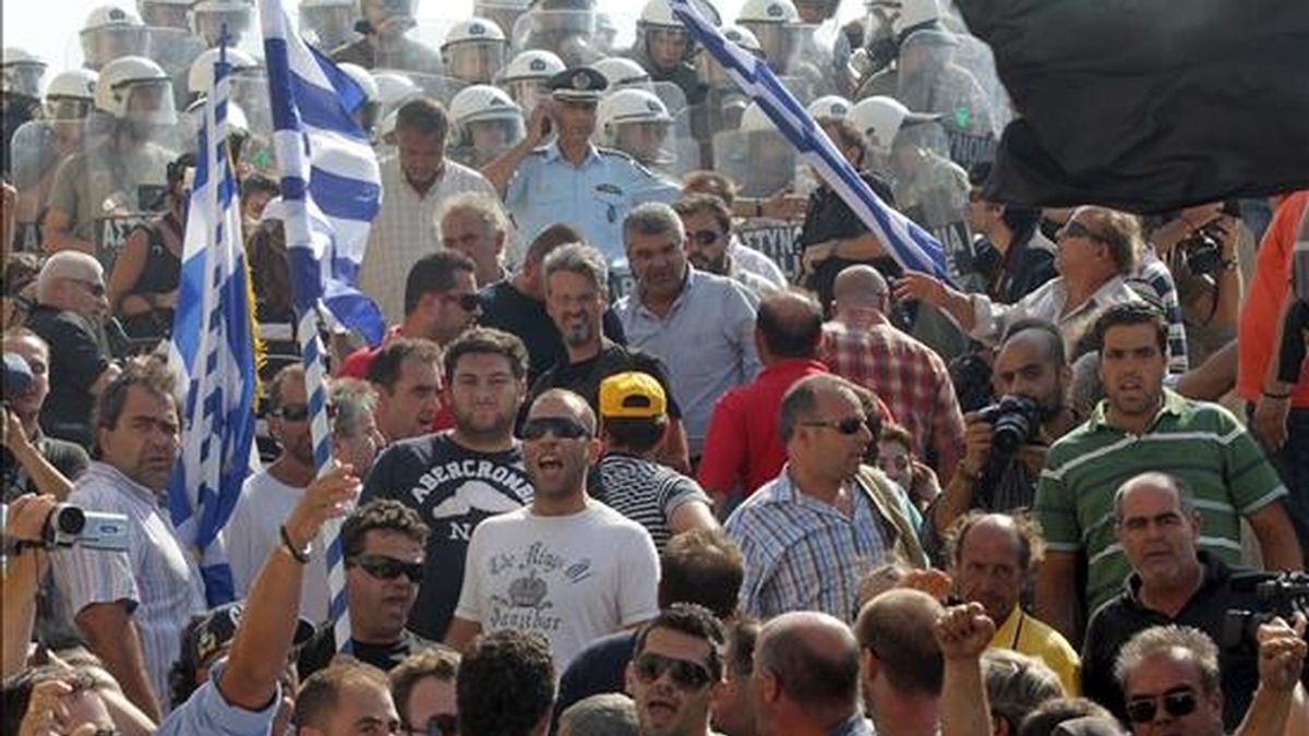 Miles de transportistas participan ayer en una manifestación frente al Parlamento griego en Atenas. EFE