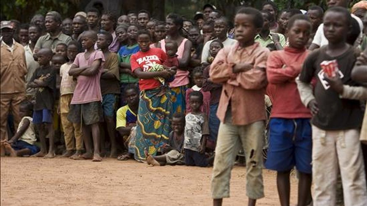 Varios congoleses permanecen reunidos en el centro de la ciudad para recibir a John Holmes, alto representante de la ONU para Ayuda Humanitaria, de visita a Dorouma (República Democrática del Congo) ayer. EFE