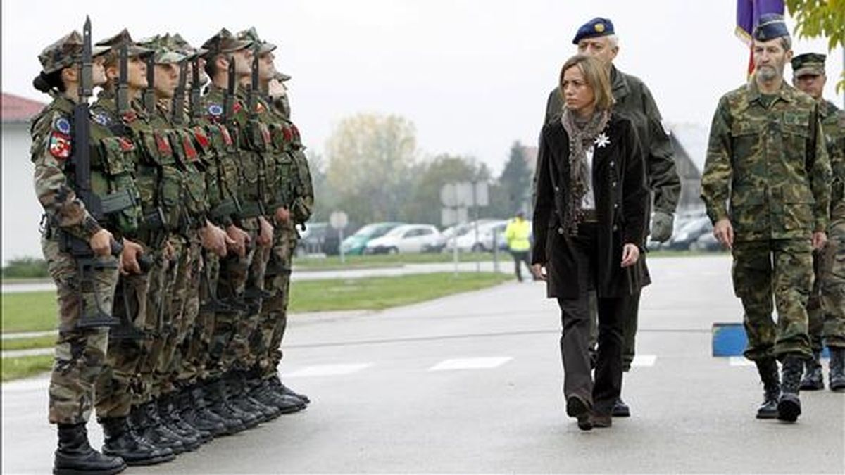 La ministra española de Defensa, Carme Chacón, acompañada por el jefe del Estado Mayor de la Defensa (JEMAD), el general José Julio Rodríguez (d), pasa revista a las tropas, a su llegada hoy al acto en Sarajevo con el que se puso fin a la misión de las tropas españolas desplegadas en Bosnia y se procedió al traspaso de las responsabilidades de la UE a las autoridades del país balcánico. EFE