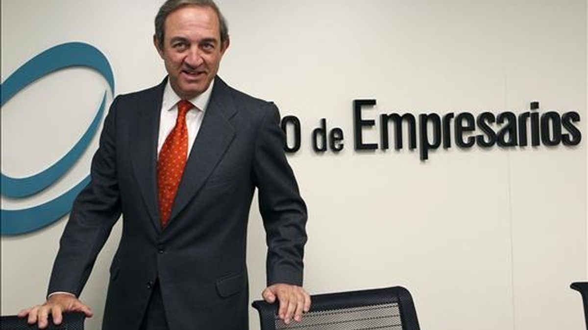 El presidente del Círculo de Empresarios, Claudio Boada, presentó hoy el informe de análisis de los Presupuestos Generales del Estado para 2011, en el que, entre otras cuestiones, se propone fijar un techo de gasto para las comunidades autónomas, cuyo incumplimiento acarrearía sanciones, ya que así se corregiría la "asimetría" de un sistema en el que las posibles sanciones europeas recaen únicamente sobre la Administración Central. EFE