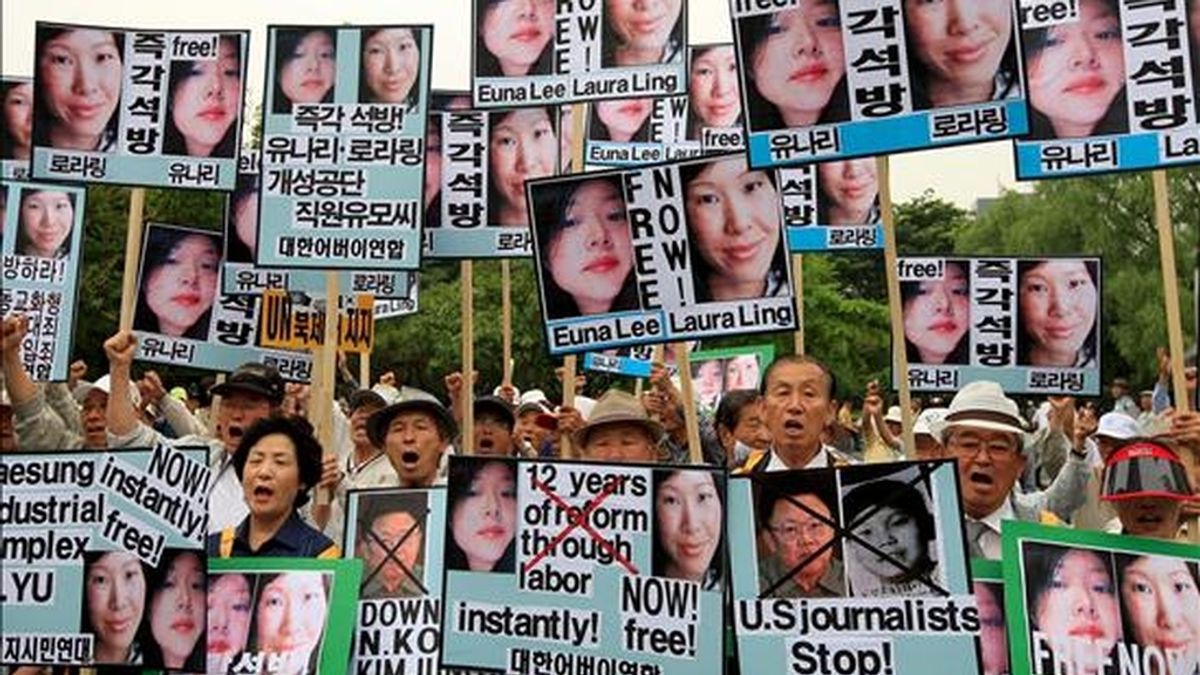 Activistas surcoreanos en protesta en Seúl, el pasado 9 de junio, pidiendo la liberación de dos periodistas estadounidenses que fueron condenadas por el Tribunal Supremo de Corea del Norte a 12 años de trabajos forzados en ese país. EFE/Archivo