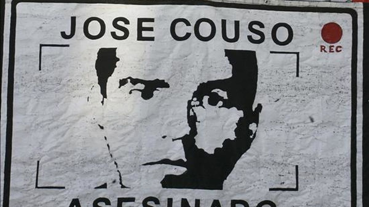Una pancarta con la fotografía de José Couso, el cámara de Telecinco fallecido en Bagdad (Irak). El Gobierno trabajó para parar el proceso contra los militares implicados en el caso Couso. EFE/Archivo