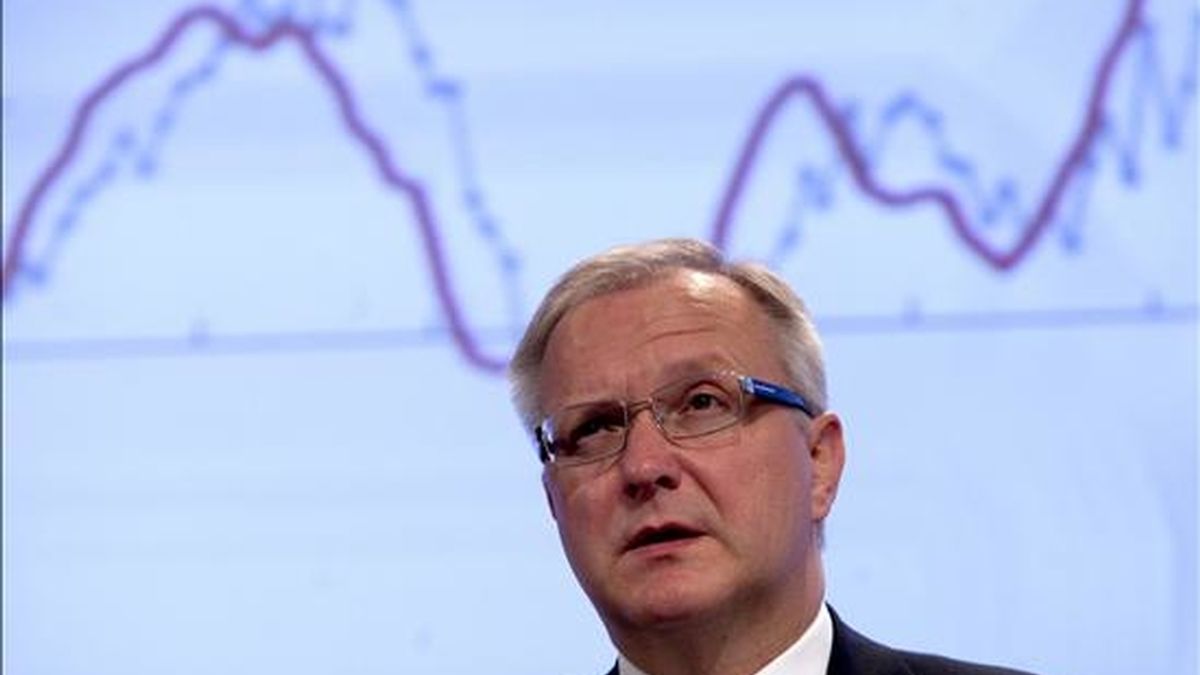 El comisario de Asuntos Económicos y Monetarios, Olli Rehn, consideró hoy que las medidas anunciadas recientemente por la UE y los países con problemas presupuestarios como España proporcionan la base adecuada para que el Banco Central Europeo prolongue las medidas extraordinarias de estabilización. EFE/Archivo