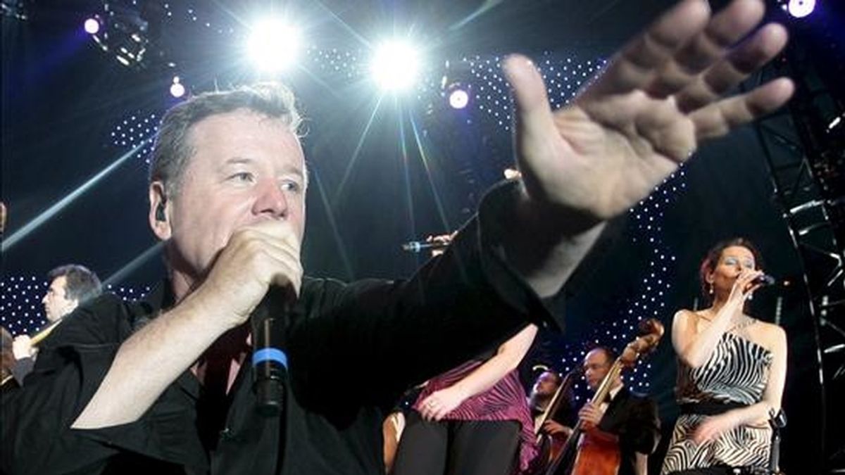 El grupo escocés Simple Minds intentará seducir al público chileno con su particular estilo pop el próximo septiembre con un concierto que forma parte de la gira con la que celebran sus treinta cumpleaños. EFE/Archivo