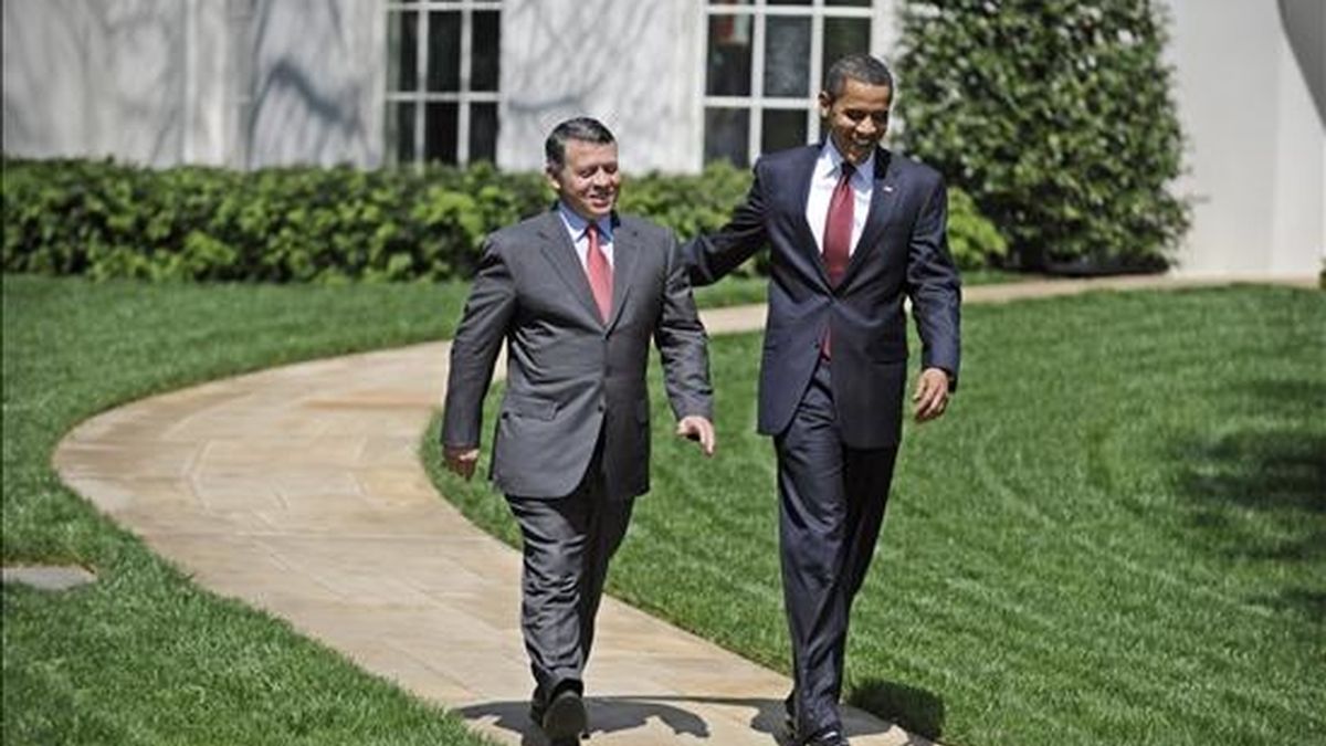 El presidente de los Estados Unidos, Barack Obama, (d), camina junto al Rey Abdullah II de Jordania por el ala sur de la Casa Blanca, en Washington, Estados Unidos. EFE