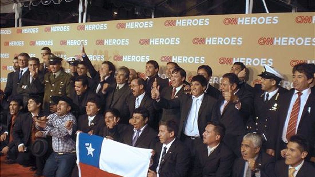 Los mineros que estuvieron 70 días bajo tierra en un yacimiento del norte de Chile se convirtieron el 21 de noviembre en los grandes protagonistas de la alfombra roja del programa de televisión "CNN Heroes: An All-Star Tribute", donde se fotografiaron con la bandera de su país al grito de "Chi, chi, chi, le, le, le". EFE