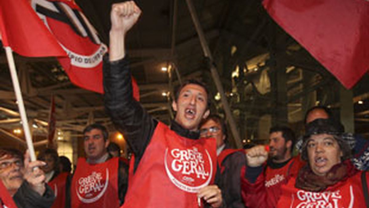 Miembros del sindicato de trabajadores municipales de Lisboa se reúnen al comienzo de la huelga general. Foto: EFE.