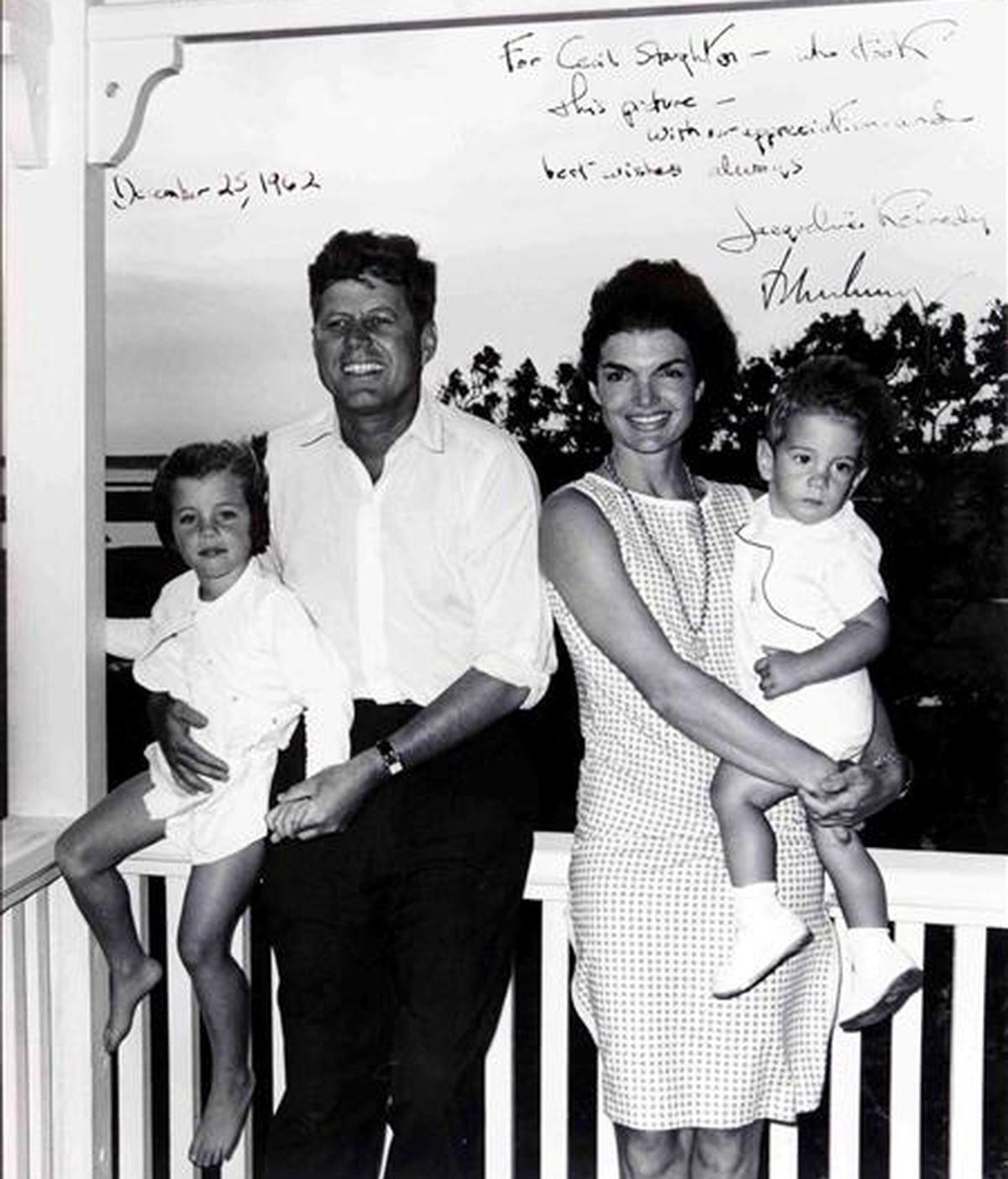 Foto cedida por Bonhams tomada por Cecil Stoughton, jefe de fotografía de la Casa Blanca en 1963, realizada al presidente de EE.UU. John F. Kennedy junto su esposa Jackie y sus hijos Caroline y John Jr. en el Cabo. EFE